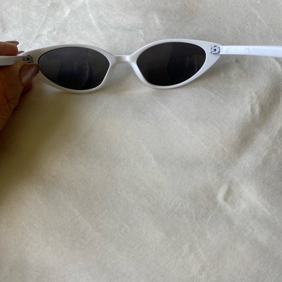 Chic White Cat-Eye Sunglasses - Picture 4 of 8